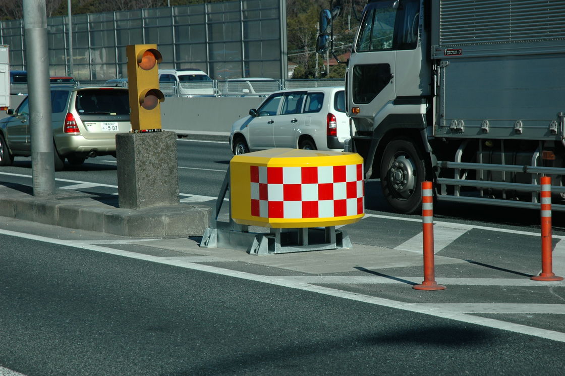 Tłumik elektrostatyczny montowany na ciężarówce z osadzonym typem